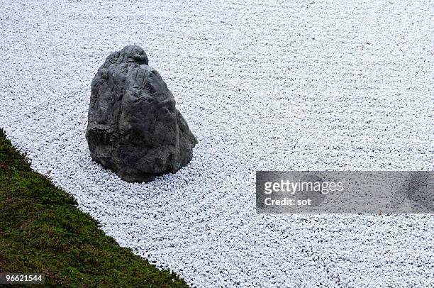 japanese rock garden - karesansui photos et images de collection