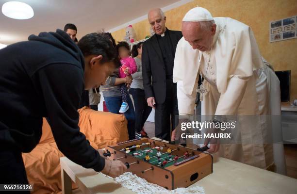 Le pape François joue au babyfoot avec un jeune garçon lors d?une visite dans un centre d?accueil pour enfants en difficultés à Rome, Italie le 14...