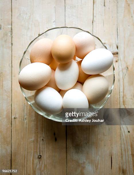 bowl of eggs on wooden table - ashley jouhar imagens e fotografias de stock