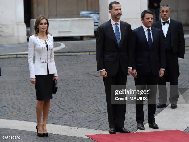 Lors de leur visite officielle en Italie, le roi Felipe VI et la reine Letizia d'Espagne ont été recus le 19 novembre 2014 au palais Chigi par le...