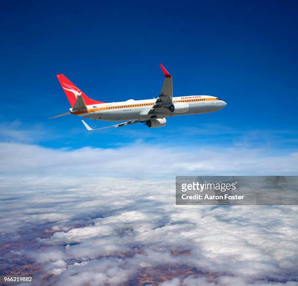 qantas boeing 737-838 - aircraft planes aaron foster stock pictures, royalty-free photos & images