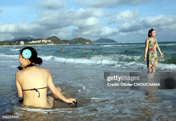 Touristes chinois sur la plage de Dadong Hai sur l'ile et province chinoise de Hainan, surnommée aussi le Hawaii orientale le 23 Mai, 2014 à Sanya,...