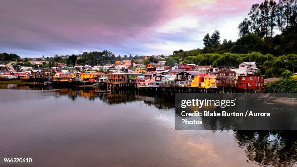 palafito buildings, castro, chiloe island, chile - castro isla de chiloé fotografías e imágenes de stock