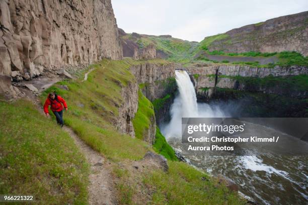 backpacker hiking along cliff at palouse falls state park, washington state, usa - palouse stock pictures, royalty-free photos & images