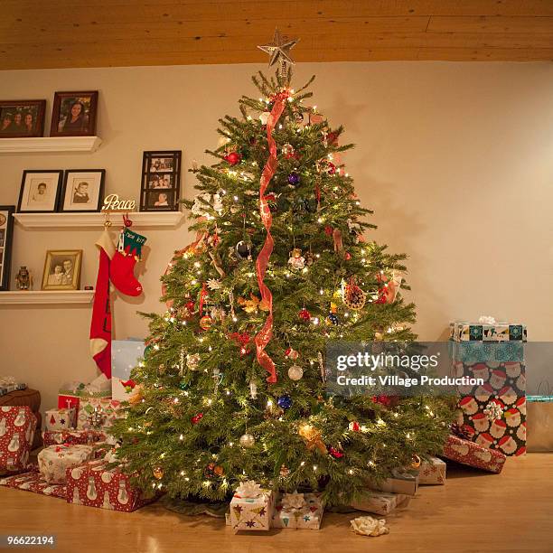 christmas tree surrounded by gifts  - サンタイネス ストックフォトと画像
