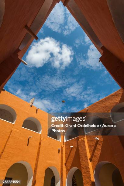 orange colored courtyard, izamal, yucatan, mexico - yucatan peninsula - fotografias e filmes do acervo