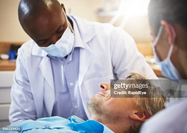 tandarts werken aan het glimlachen van patiënt tanden - dental explorer stockfoto's en -beelden