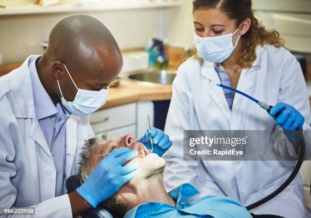 visita al dentista - tubo de succión fotografías e imágenes de stock