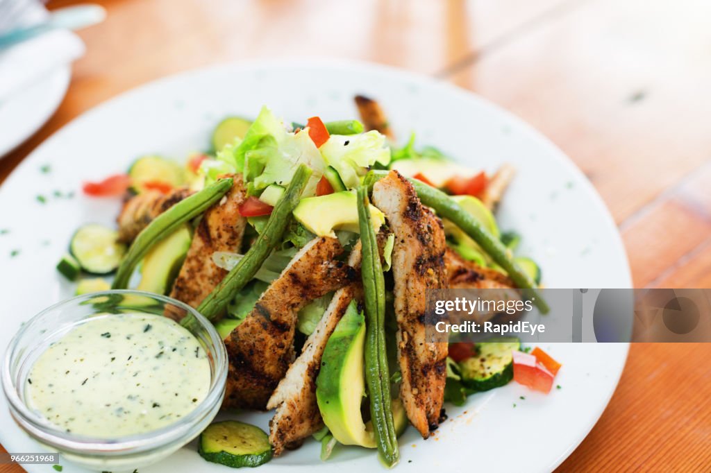 Gesunde gegrillte Hähnchensalat