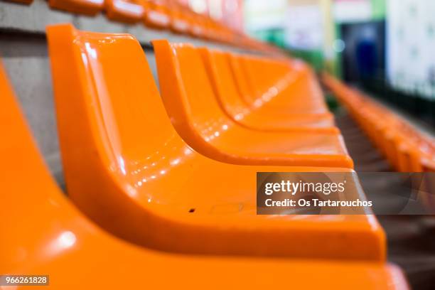 asientos naranjas estadio pequeño perfil - perfil stock-fotos und bilder