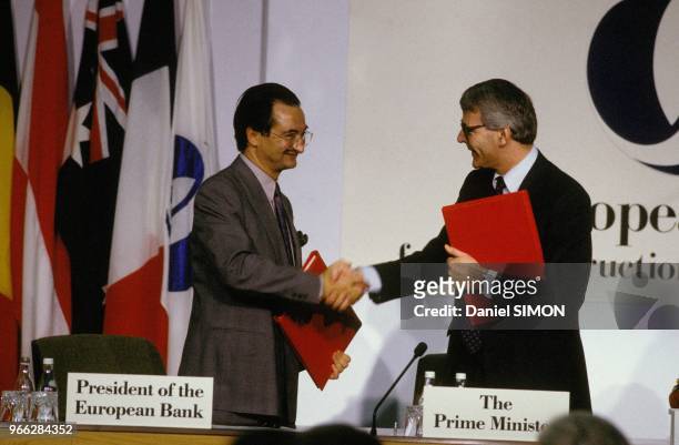 Jacques Attali serrant la main du premier ministre britannique John Major lors de l'inauguration de la BERD, Banque europeenne pour la reconstruction...