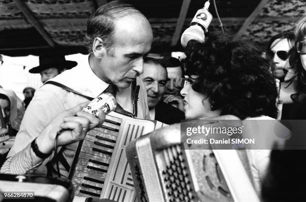 Le Ministre de l'Economie et des Finances Valery Giscard d'Estaing, accompagne Yvette Horner a la fete de l'accordeon de Montmorency, le 22 juin...