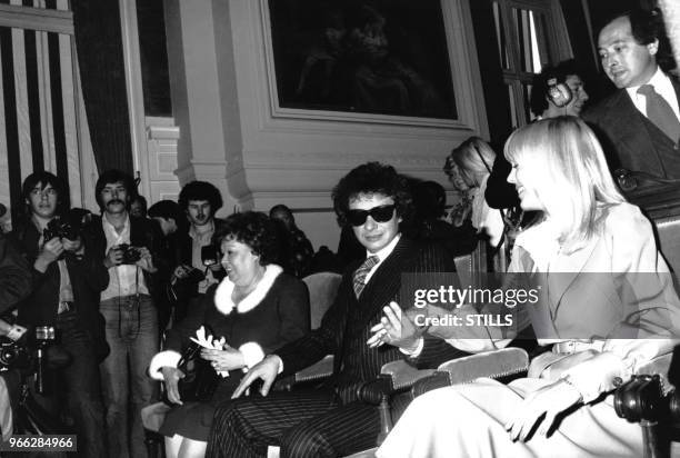 Jackie Sardou assiste au mariage de son fils Michel Sardou et de Babette a la mairie de Neuilly, le 14 octobre 1977, Neuilly-sur-Seine, France.