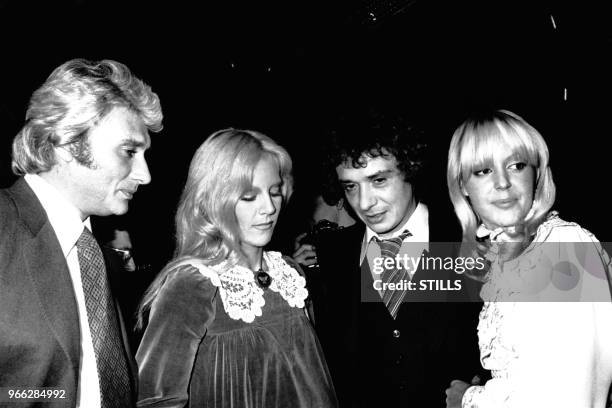 Johnny Hallyday et Sylvie Vartan felicitent les maries Michel Sardou et Babette, le 14 octobre 1977, Neuilly-sur-Seine, France.