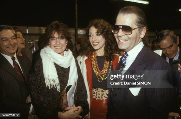 Linda Gray et Marisa Berenson felicitent Karl Lagerfeld apres son defile pret-a-porter Automne Hiver 84 85 le 26 mars 1984 a Paris, France.