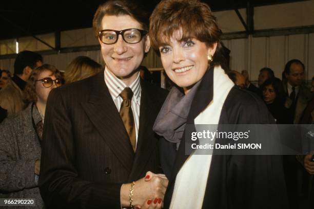 Linda Gray felicite Yves Saint Laurent apres son defile pret-a-porter Automne Hiver 84 85 le 28 mard 1984 a Paris, France.