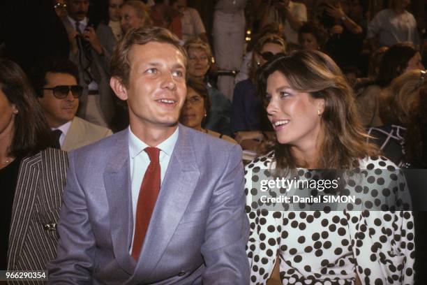 La Princesse Caroline de Monaco et son epoux Stefano Casiraghi lors des presentation des mode haute couture Automne Hiver 84 85 le 27 juillet 1984 a...