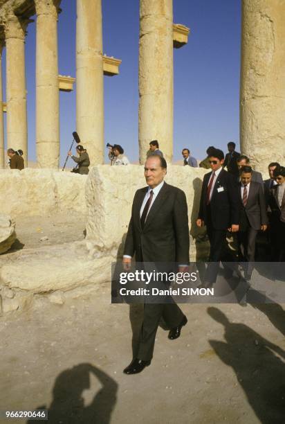 Le president Francois Mitterrand en visite officielle le 28 novembre 1984 en Syrie.