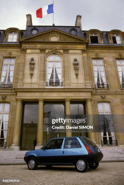 Une Renault 5 dans la Cour du Palais de L'Elysee le 24 Septembre 1984 a Paris, France.