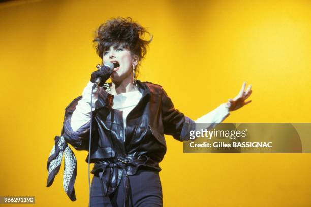 La chanteuse Julie Pietri lors d'un concert de soutien a Francois Mitterrand le 29 fevrier 1988 en France.