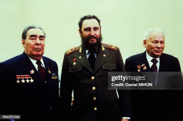 Fidel Castro durant sa visite a Moscou entoure de Leonid Brejnev et Cosntantin Tchernenko le 26 fevrier 1981 a Moscou, Russie.