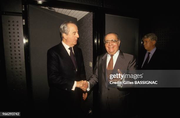 Edouard Balladur et Pierre Beregovoy dans les coulisses d'une emission de television le 16 octobre 1991 a Paris, France.