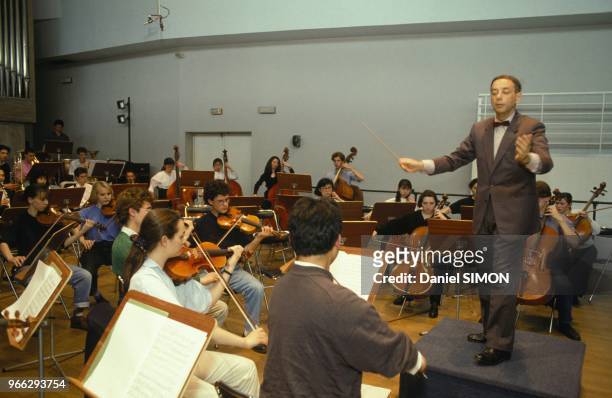 Le ministre Lionel Stoleru est egalement chef d'orchestre;le voici repetant la 1ere symphonie de Cesar Franck le 20 juin 1991 a Rueil-Malmaison,...