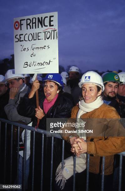 Manifestation des entrepreneurs du batiment coiffes de leur casque le 28 novembre 1992 a Paris, France.