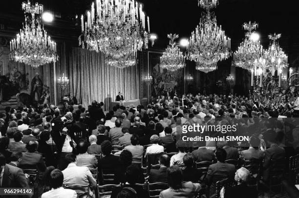 Le President de la Republique, Francois Mitterrand, a tenu la premiere grande conference de presse de son septennat dans la salle des fetes du Palais...