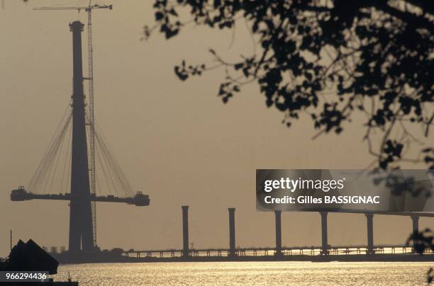 Construction du Pont de Normandie - le plus long pont a haubans du monde - entre Honfleur et le Havre le 29 avril 1993 en France.
