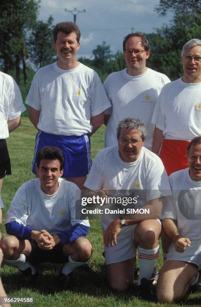 Tournoi de foot des anciens du cabinet - surnomme Cabaroc - de Michel Rocard avec Yves Colmou debout derriere Jean-Paul Huchon - accroupi au centre -...