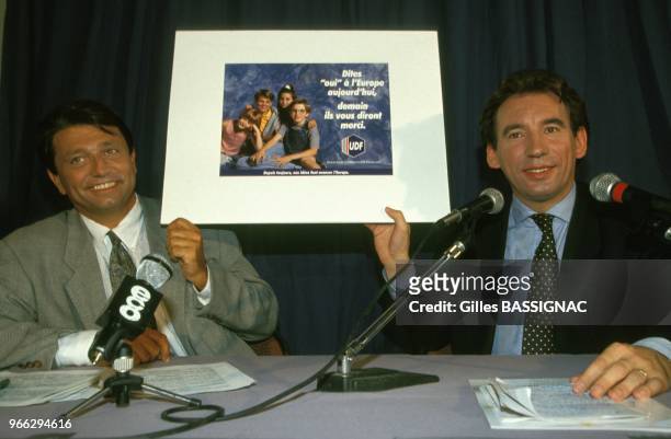 Alain Madelin et Francois Bayrou lors d'un meeting pour le OUI au referendum sur le traite de Maastricht le 24 aout 1992 en France.