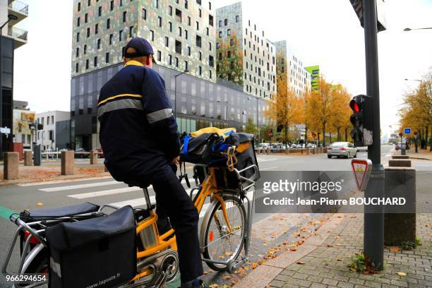 Facteur à vélo, 22 octobre 2015, Lille, France.