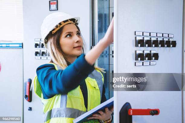 unga kvinnliga underhållsingenjör som arbetar på energi kontrollrummet - electrical testing bildbanksfoton och bilder