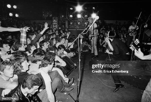 Punk Fans 2,132 Punk Crowd Stock Photos, High-Res Pictures, and Images - Getty Images