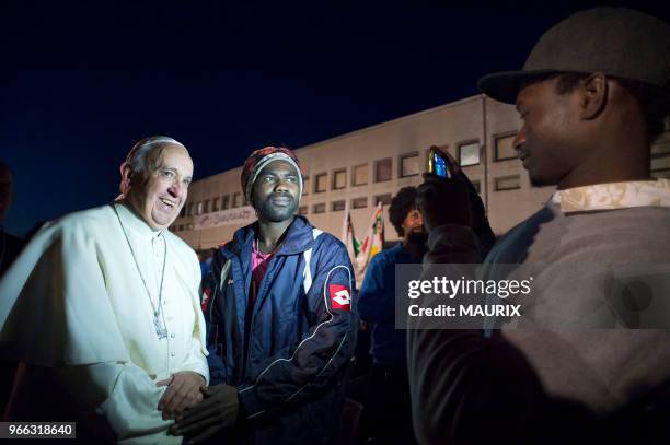 Le pape François a lavé jeudi les pieds de douze migrants de confession chrétienne, musulmane ou hindoue lors de la messe du Jeudi Saint précédent...