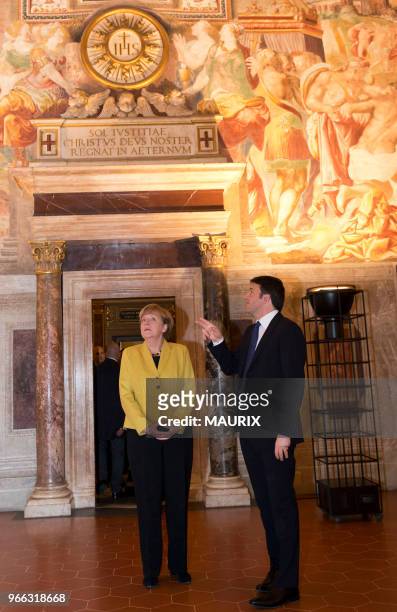La chancelière allemande Angela Merkel et le premier ministre italien Matteo Renzi visitent le Palais Vecchio lors d'un sommet bilatéral à Florence,...