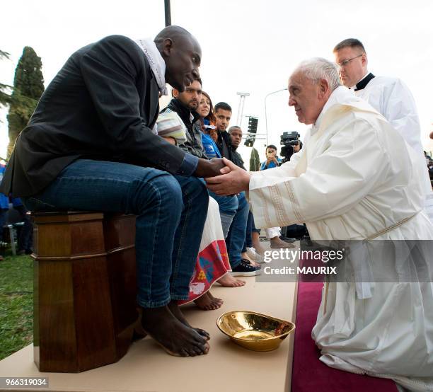 Le pape François a lavé jeudi les pieds de douze migrants de confession chrétienne, musulmane ou hindoue lors de la messe du Jeudi Saint précédent...