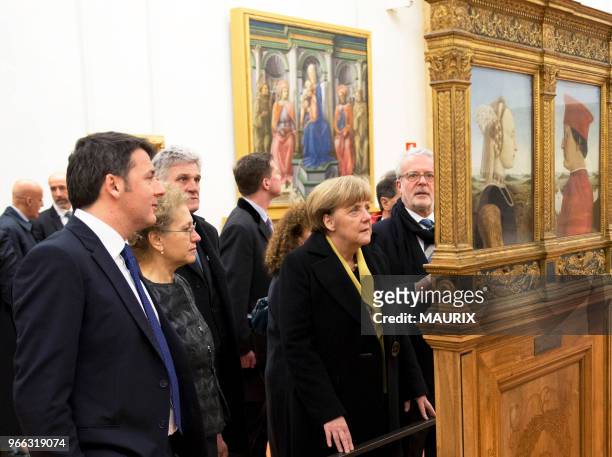 La chancelière allemande Angela Merkel et le premier ministre italien Matteo Renzi visitent le musée des Uffici à l'issue d'un sommet bilatéral à...