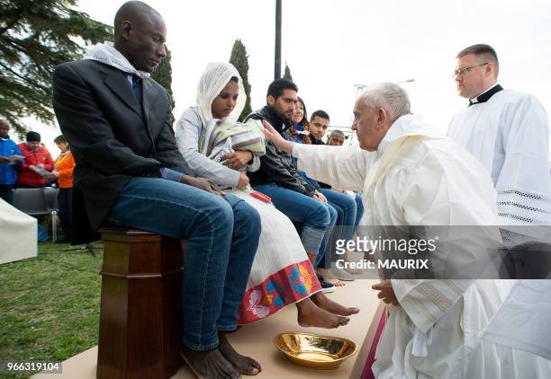 Le pape François a lavé jeudi les pieds de douze migrants de confession chrétienne, musulmane ou hindoue lors de la messe du Jeudi Saint précédent...