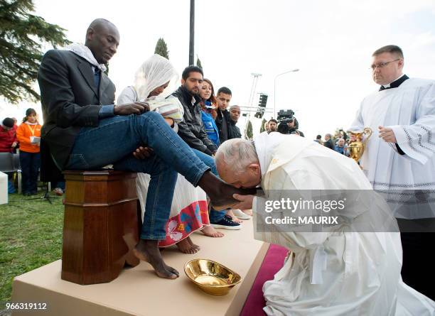 Le pape François a lavé jeudi les pieds de douze migrants de confession chrétienne, musulmane ou hindoue lors de la messe du Jeudi Saint précédent...