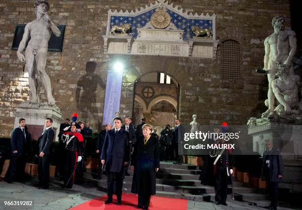 La chancelière allemande Angela Merkel et le premier ministre italien Matteo Renzi devant le Palais Vecchio lors d'un sommet bilatéral à Florence,...