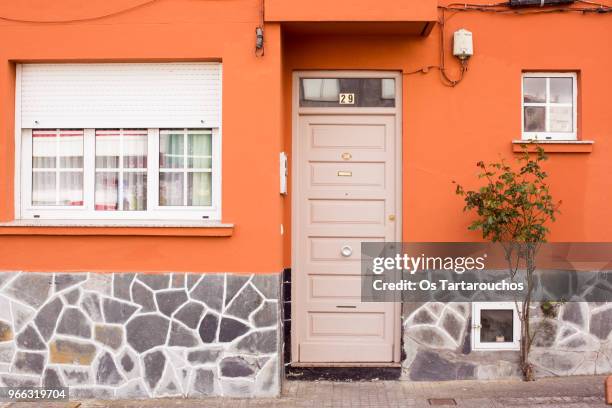 puerta de entrada a una casa de fachada naranja - fachada 個照片及圖片檔