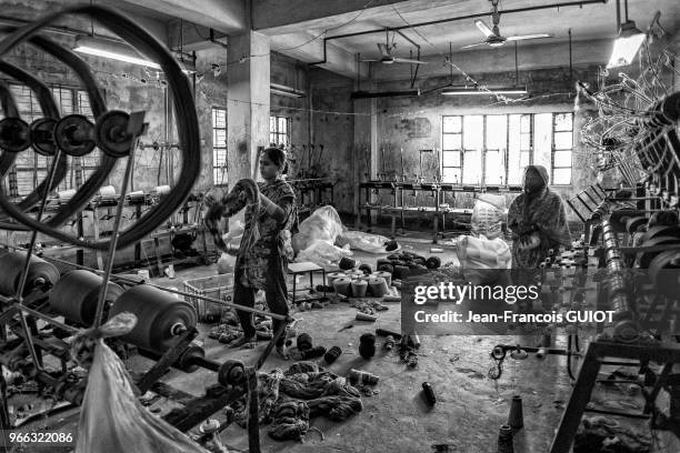 Mise en bobine du fil de coton dans une usine de textile, 30 novembre 2016, banlieue de Savar, faubourg ouest de Dacca, Bangladesh.