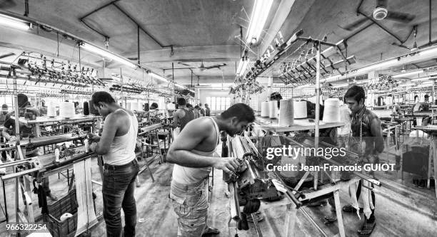 Tissage des parties d'un vêtement dans une usine de textile, 30 novembre 2016, banlieue de Savar, faubourg ouest de Dacca, Bangladesh.