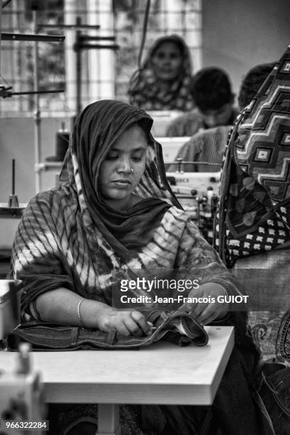 Vérification des coutures et finitions dans une usine de textile, 29 novembre 2016, banlieue de Savar, faubourg ouest de Dacca, Bangladesh.