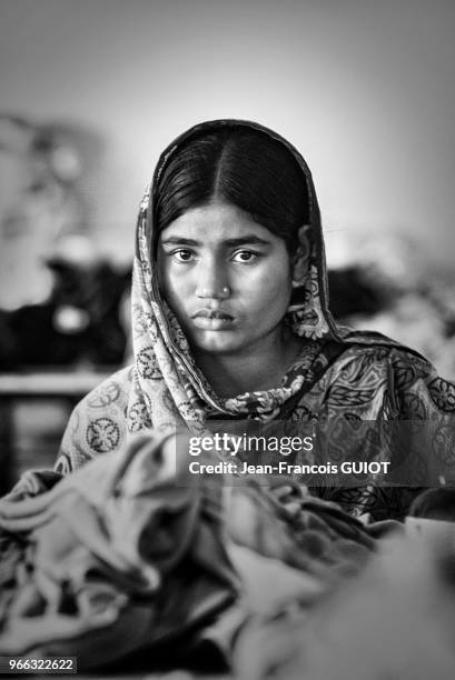 Portrait d'une couturière dans une usine de textile, 30 novembre 2016, banlieue de Savar, faubourg ouest de Dacca, Bangladesh.