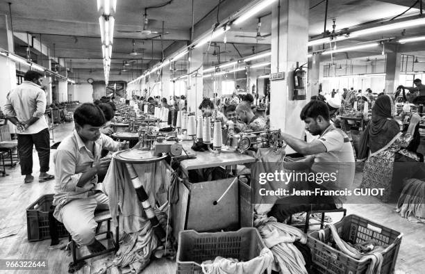 Assemblage des parties d'un vêtement dans une usine de textile, 30 novembre 2016, banlieue de Savar, faubourg ouest de Dacca, Bangladesh.