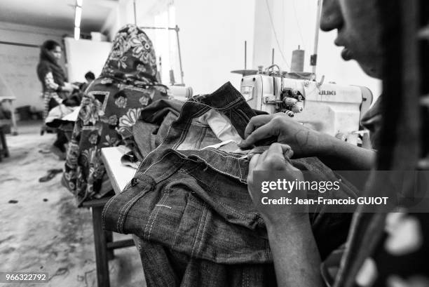 Vérification des coutures et finitions dans une usine de textile, 29 novembre 2016, banlieue de Savar, faubourg ouest de Dacca, Bangladesh.