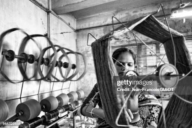Mise en bobine du fil de coton dans une usine de textile, 30 novembre 2016, banlieue de Savar, faubourg ouest de Dacca, Bangladesh.